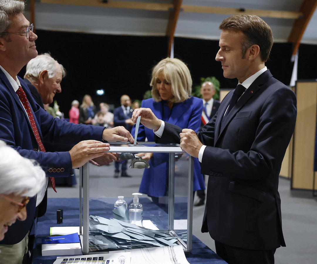El presidente francés Macron vota en la segunda vuelta de las elecciones parlamentarias francesas