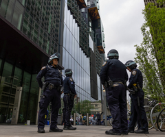 La policía monta guardia en el campus de la Universidad de Nueva York, después de que estudiantes y simpatizantes propalestinos fueran desalojados tras días de acampada, en Nueva York. La policía monta guardia en el campus de la Universidad de Nueva York, después de que estudiantes y simpatizantes propalestinos fueran desalojados tras días de acampada, en Nueva York.
