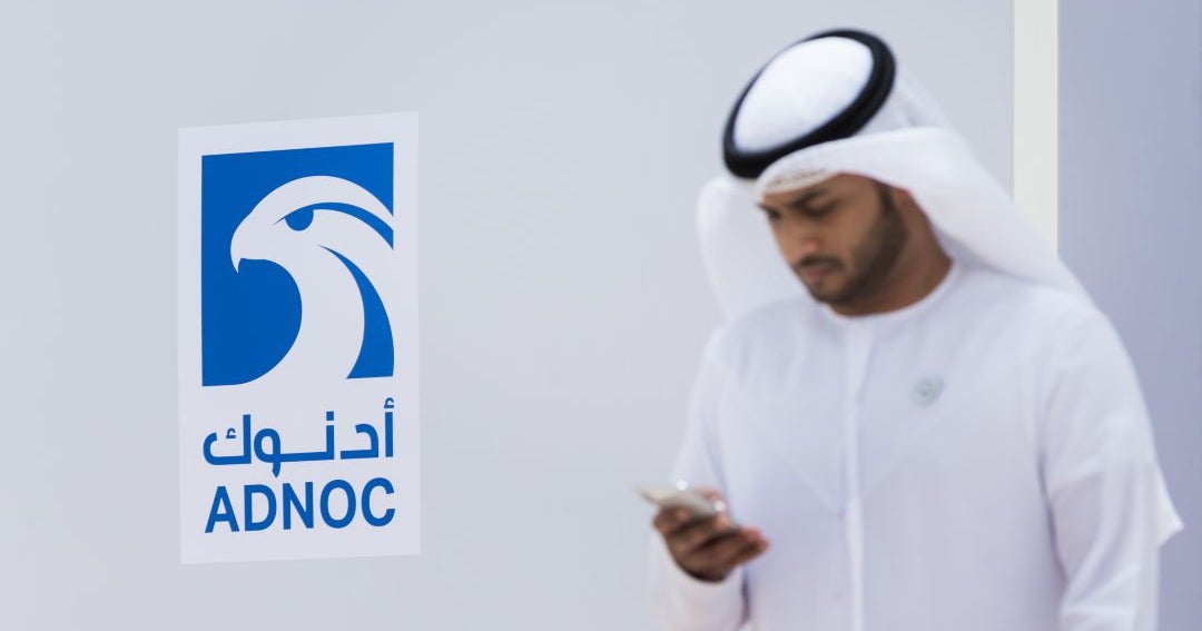 Planta petroquímica de Abu Dhabi paraliza operaciones tras ataque que provocó incendios