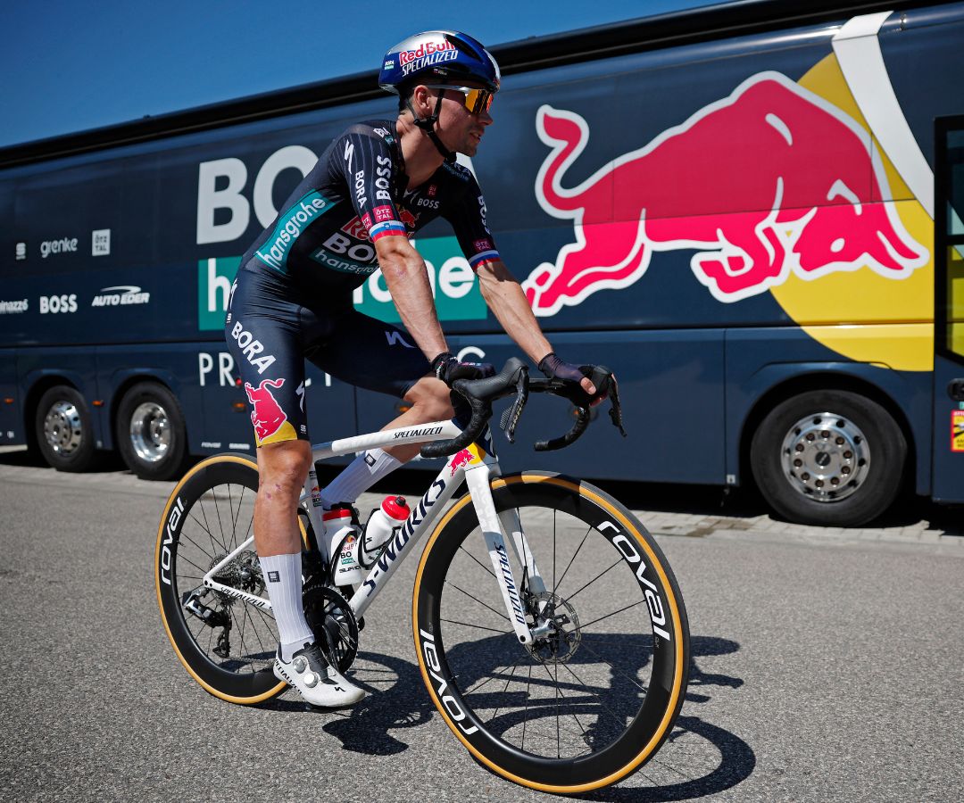 Primoz Roglic se retiró del Tour de Francia tras dura caída del jueves en la etapa 12