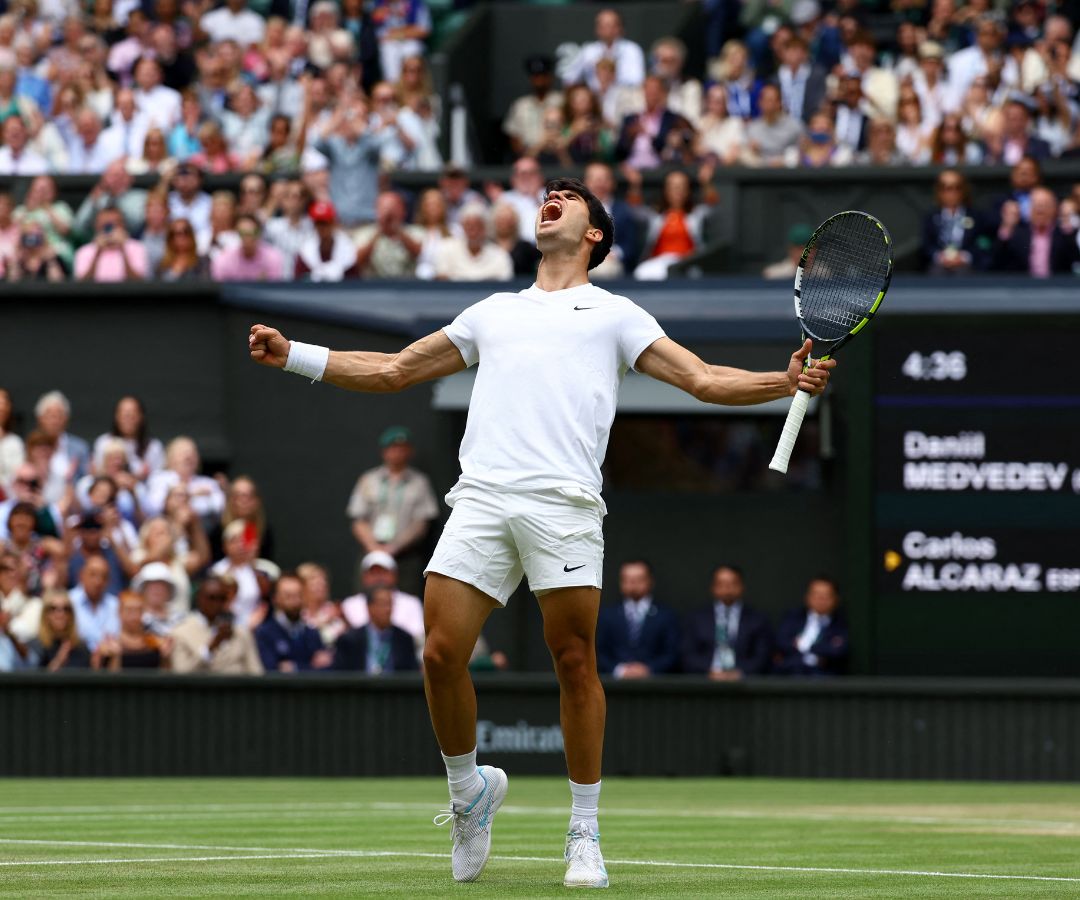 Carlos Alcaraz remontó ante Daniil Medvedev y es el primer finalista de Wimbledon