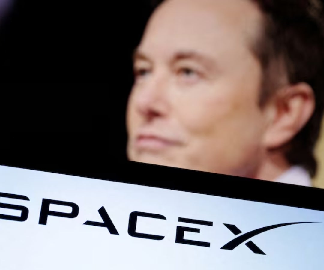 El logotipo de SpaceX y la foto de Elon Musk se ven en esta ilustración tomada.