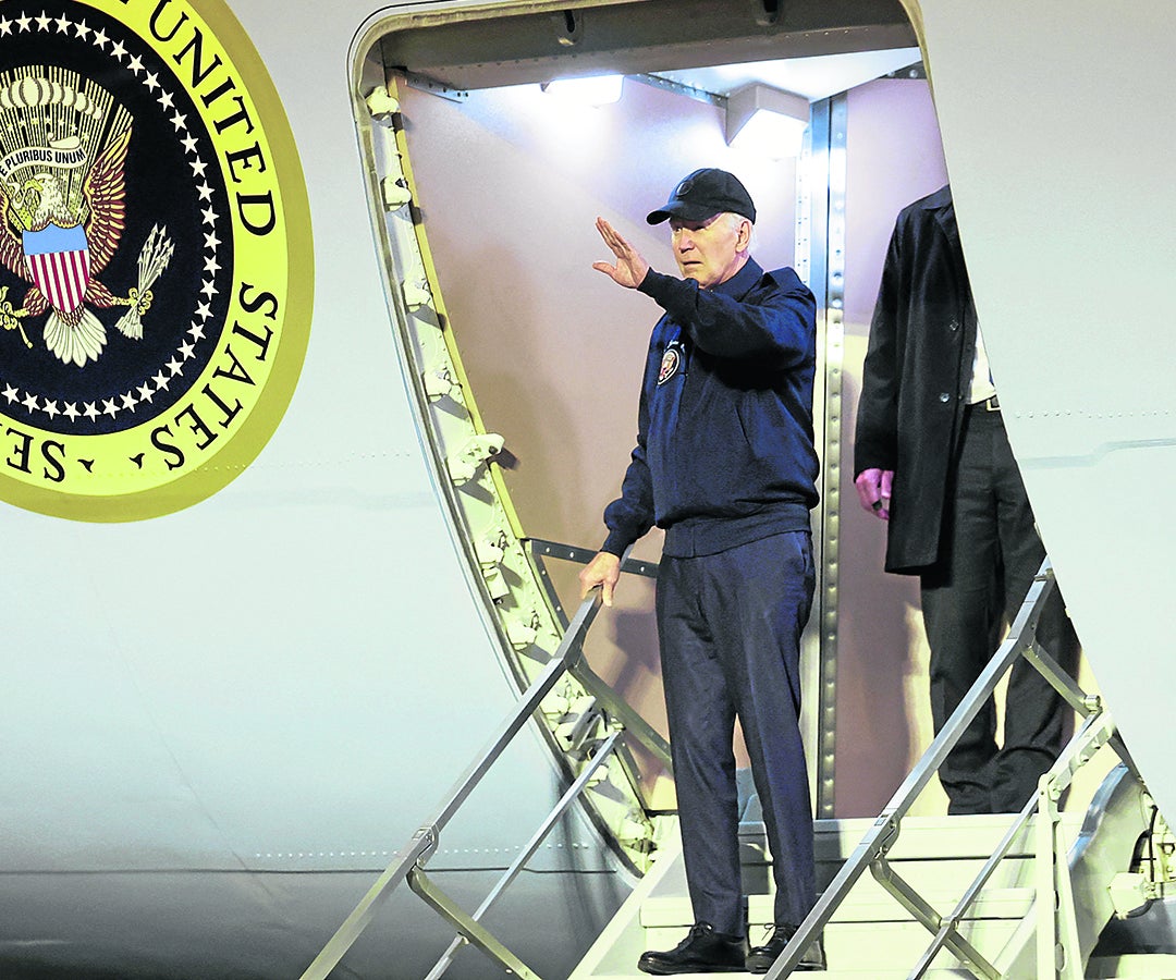 Presidente Joe Biden descendiendo del avión presidencial Air Force 1