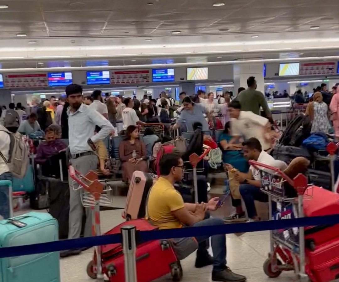 Un grupo de personas espera durante la facturación de un vuelo de la aerolínea india IndiGo en un aeropuerto de Dubái, Emiratos Árabes Unidos, el 19 de julio de 2024, en esta imagen obtenida de un vídeo en las redes sociales. La aerolínea dijo que sus sistemas se vieron afectados por un problema con Microsoft Azure.