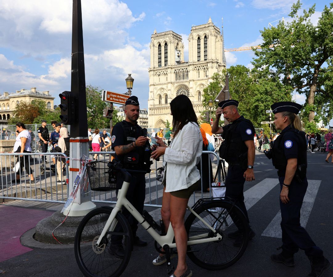 Autoridades bloquearon acceso al Sena antes de la ceremonia de apertura en París