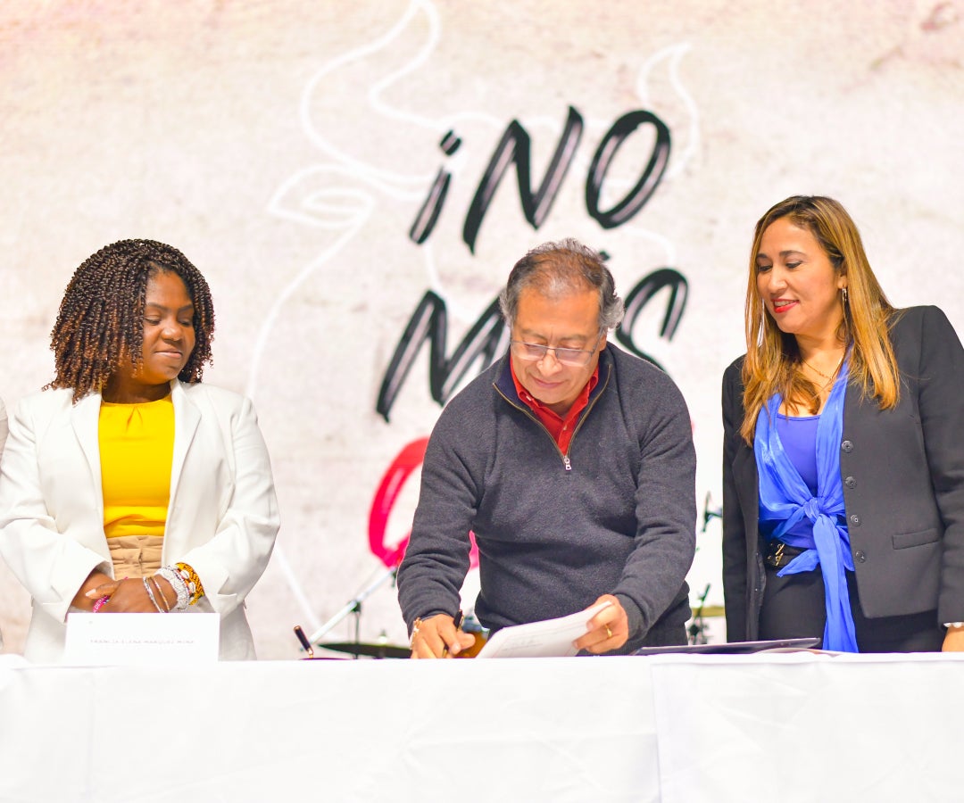 El presidente Gustavo Petro durante la firma de la ley que prohíbe las corridas de toros en Colombia