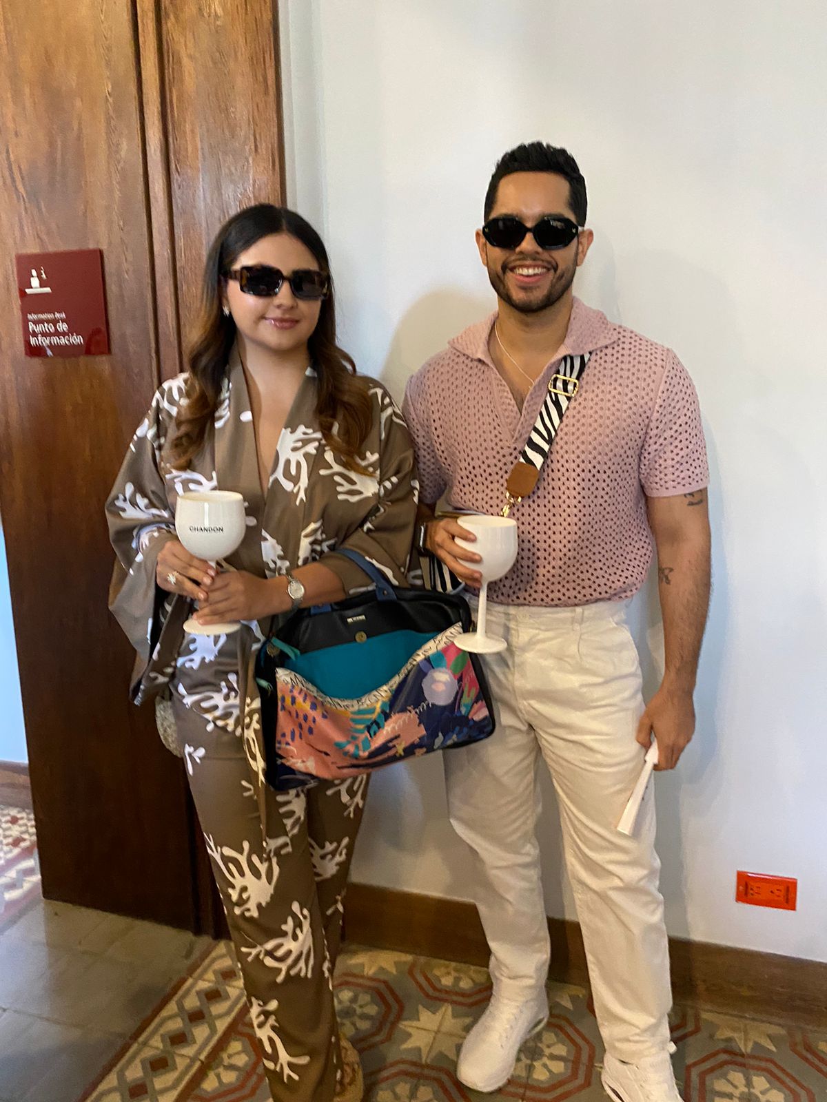 Juliana Pedraza, stylist de moda, y Marco Antonio Vergara, periodista.