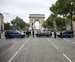 El aeropuerto francosuizo de Basilea-Mulhouse es evacuado tras una alerta de bomba El aeropuerto francosuizo de Basilea-Mulhouse es evacuado tras una alerta de bomba
