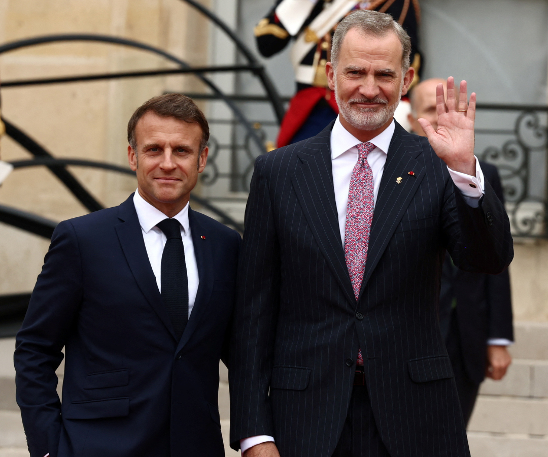 El presidente francés Emmanuel Macron posa con el rey de España Felipe VI a su llegada para asistir a una recepción de jefes de Estado y de Gobierno en el Palacio del Elíseo