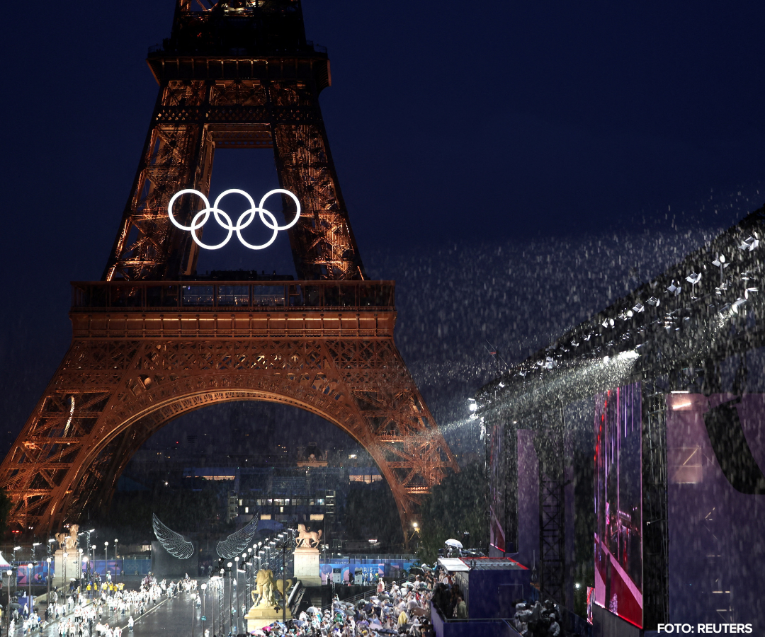 Vista general mientras llueve frente a la Torre Eiffel en la Place du Trocadero durante la ceremonia de inauguración de los Juegos Olímpicos París 2024