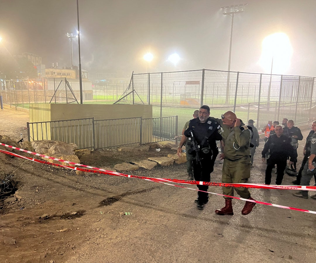Vista general de los campos de fútbol tras el ataque de cohetes en Israel