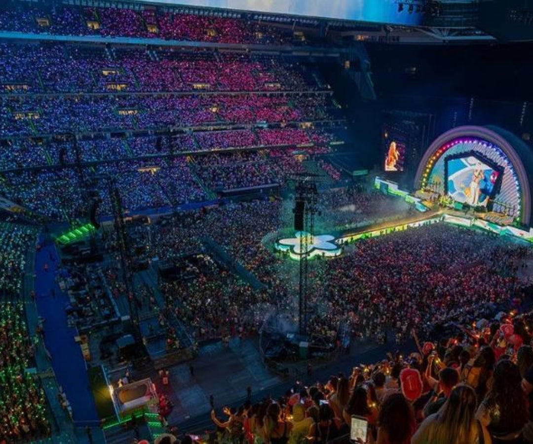 Karol G durante su gira en el Santiago Bernabéu.