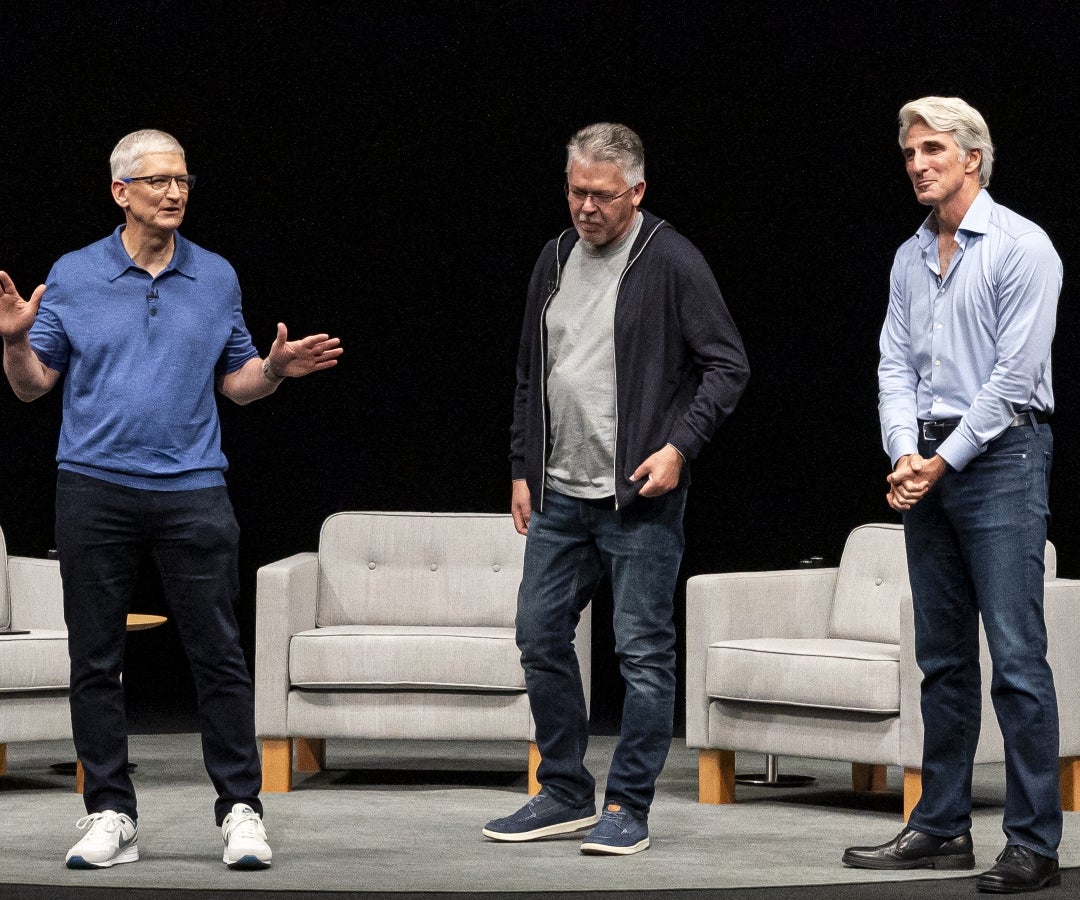 Tim Cook, director ejecutivo de Apple Inc., de izquierda a derecha, John Giannandrea, vicepresidente sénior de aprendizaje automático y estrategia de inteligencia artificial en Apple Inc., y Craig Federighi, vicepresidente sénior de ingeniería de software en Apple.