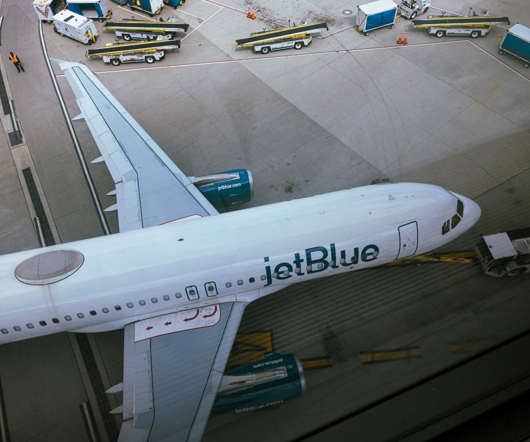 Aerolínea JetBlue hace recortes