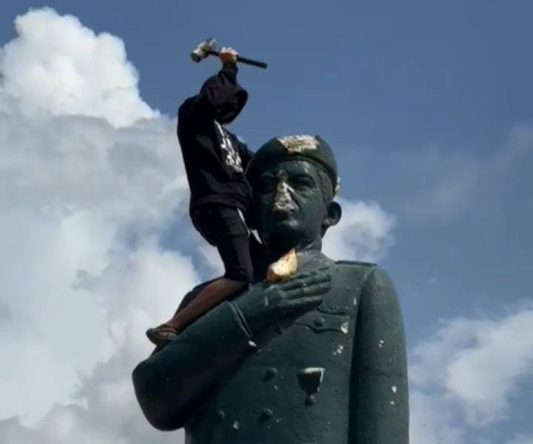Estatua de Hugo Chávez siendo destruida