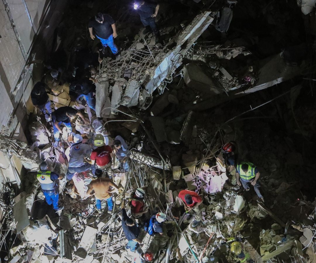 Rescatistas buscan entre los escombros de un edificio destruido tras un ataque militar israelí en Beirut