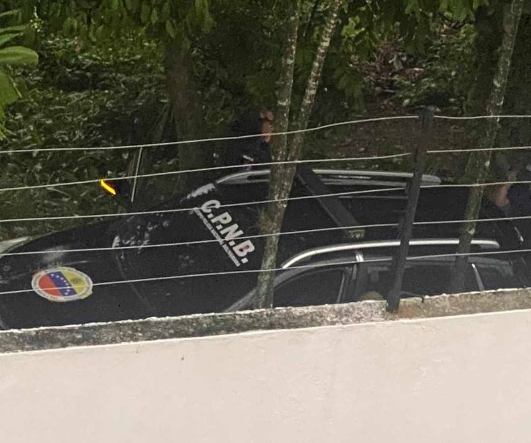 Venezolanos en la Embajada de Venezuela reportaron presencia de las autoridades chavistas a las afueras