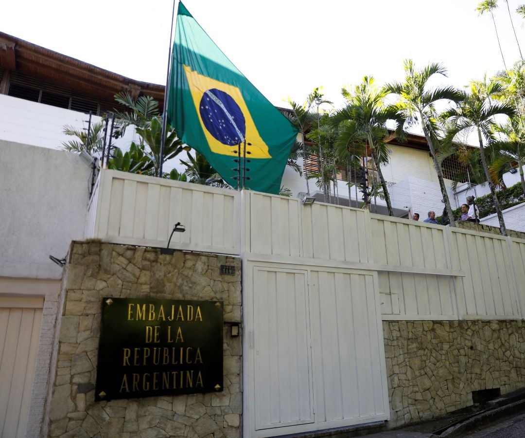La bandera brasileña ondea en la embajada de Argentina, donde miembros de la oposición venezolana buscan asilo desde marzo