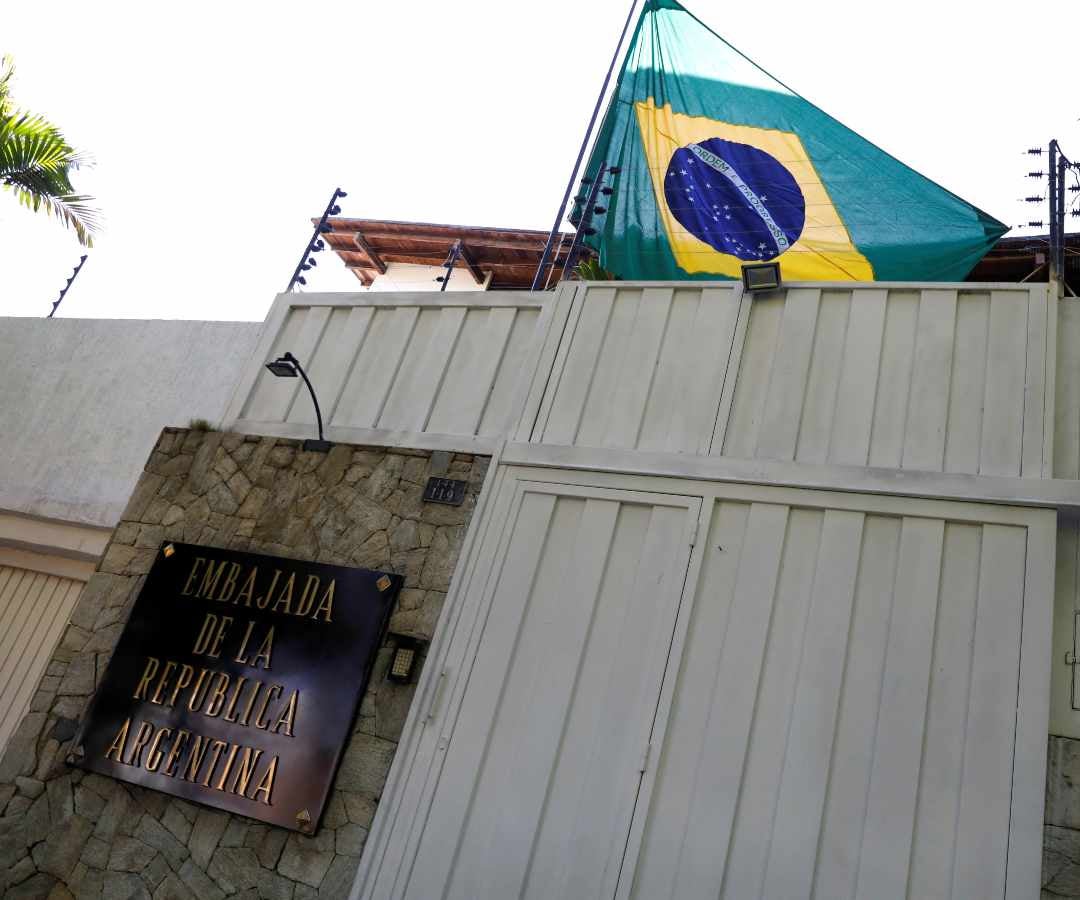 La embajada de Argentina con la bandera brasileña como señal del acuerdo internacional para resguardar esa sede diplomática. Foto Reuters