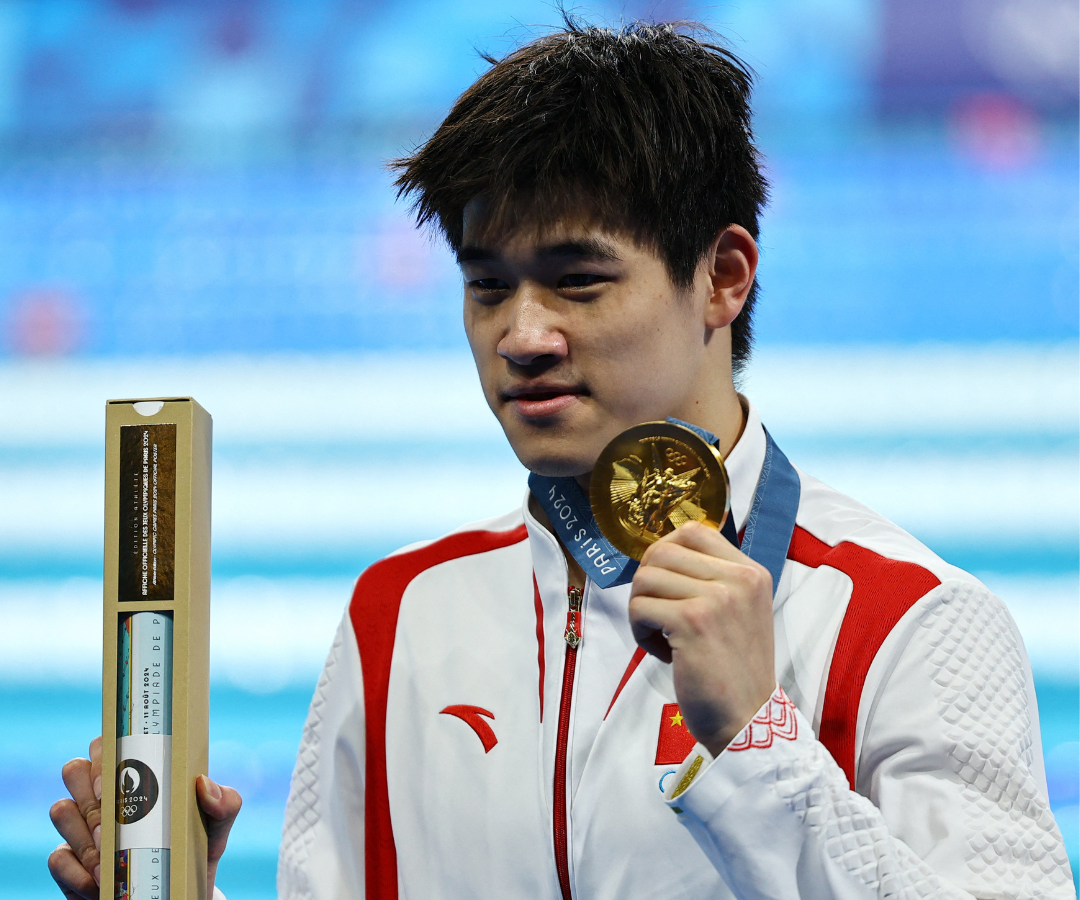 Zhanle Pan, ganador de la medalla de oro, celebra su victoria y establece un nuevo récord mundial.