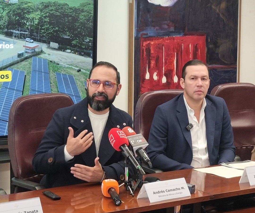 El ministro de Minas y Energía, Andrés Camacho, junto al presidente de FIndeter, Juan Carlos Muñiz