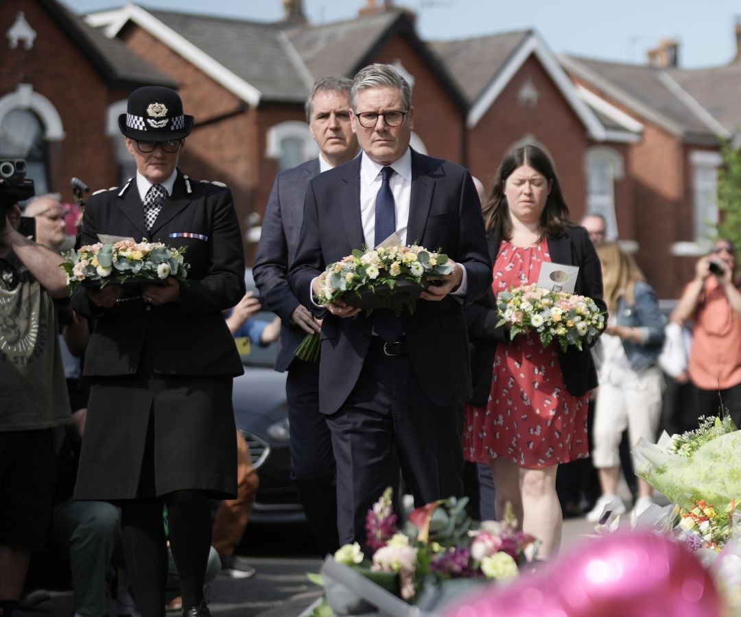 Keir Starmer en un tributo a las víctimas de una ataque en Inglaterra