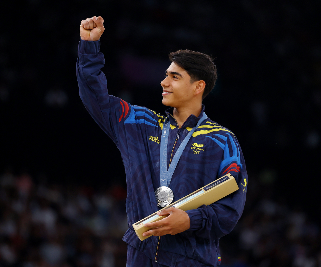 Ángel Barajas recibe medalla de plata en París 2024.