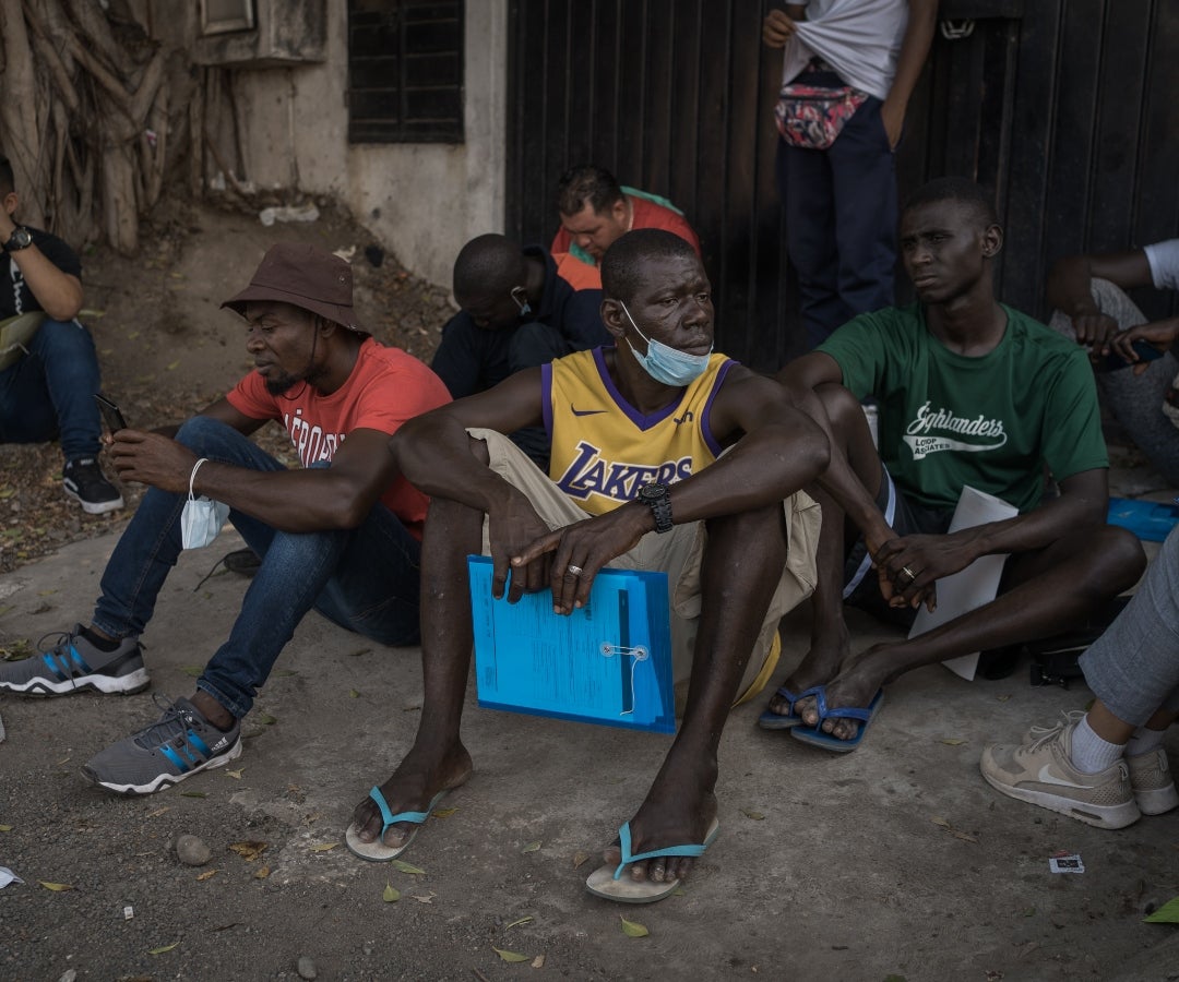 Migrantes de nacionalidades africanas esperan afuera de la Comisión Mexicana de Ayuda a Refugiados