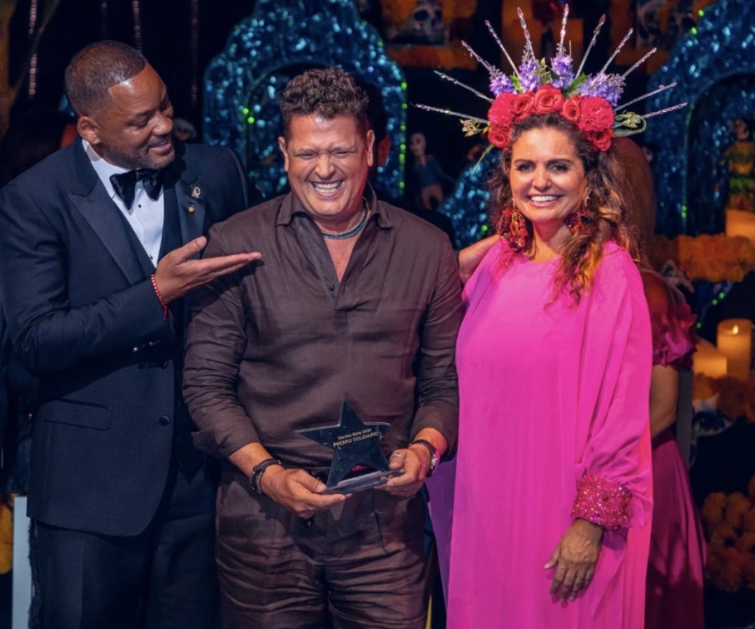 El actor estadounidense, Will Smith, junto con el cantante samario, Carlos Vives, y la creadora de la Fundación Starlite, Sandra García-Sanjuán.