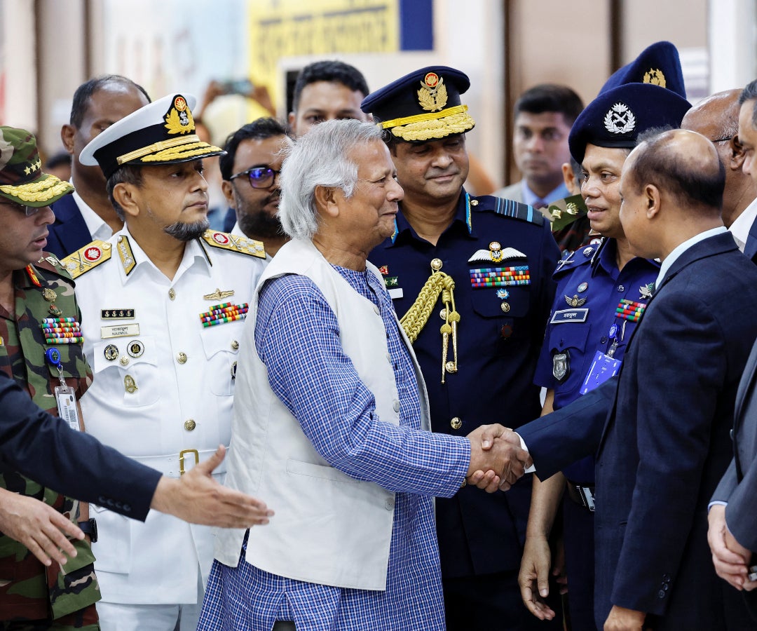 Muhammad Yunus llegó a Bangladesh para asumir un mandato provisional