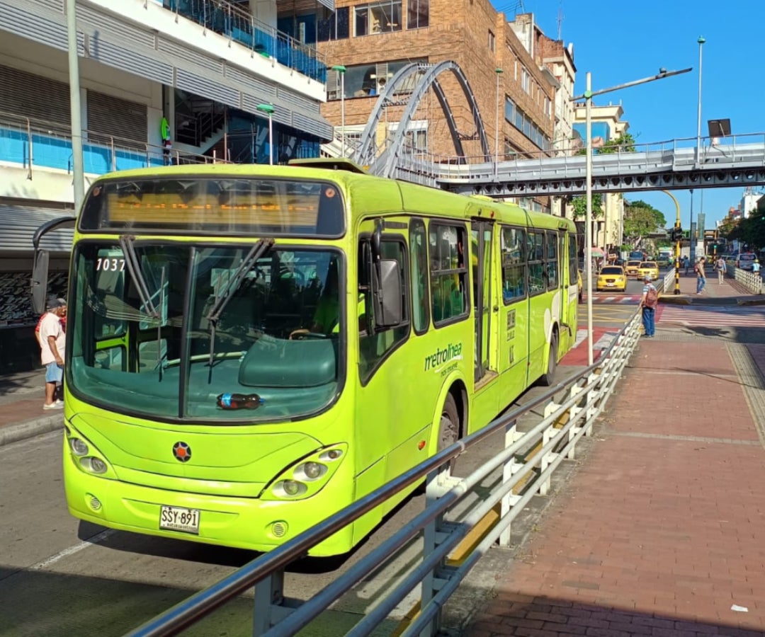 Perspectiva de un bus de Metrolínea en operación