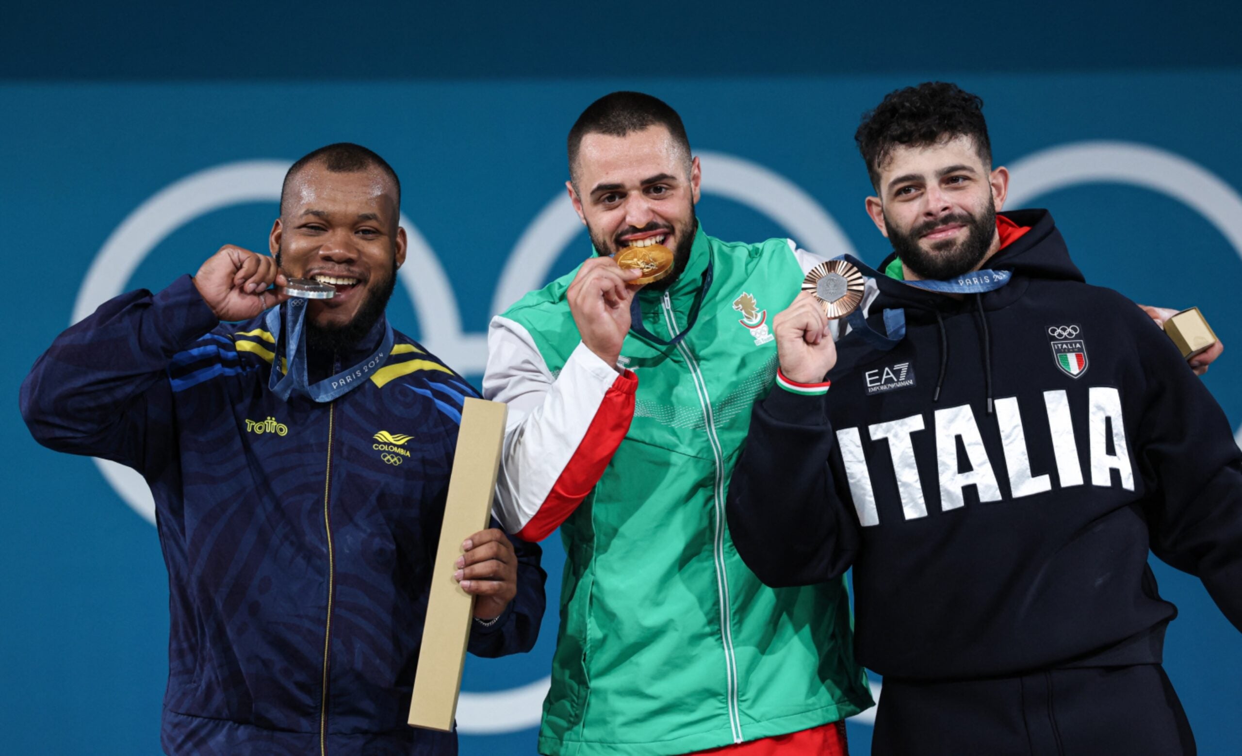 Yeison López, medallista de plata colombiano; Karlos May Nasar, medallista de oro bulgaro; y Antonino Pizzolato, medallista de bronce italiano