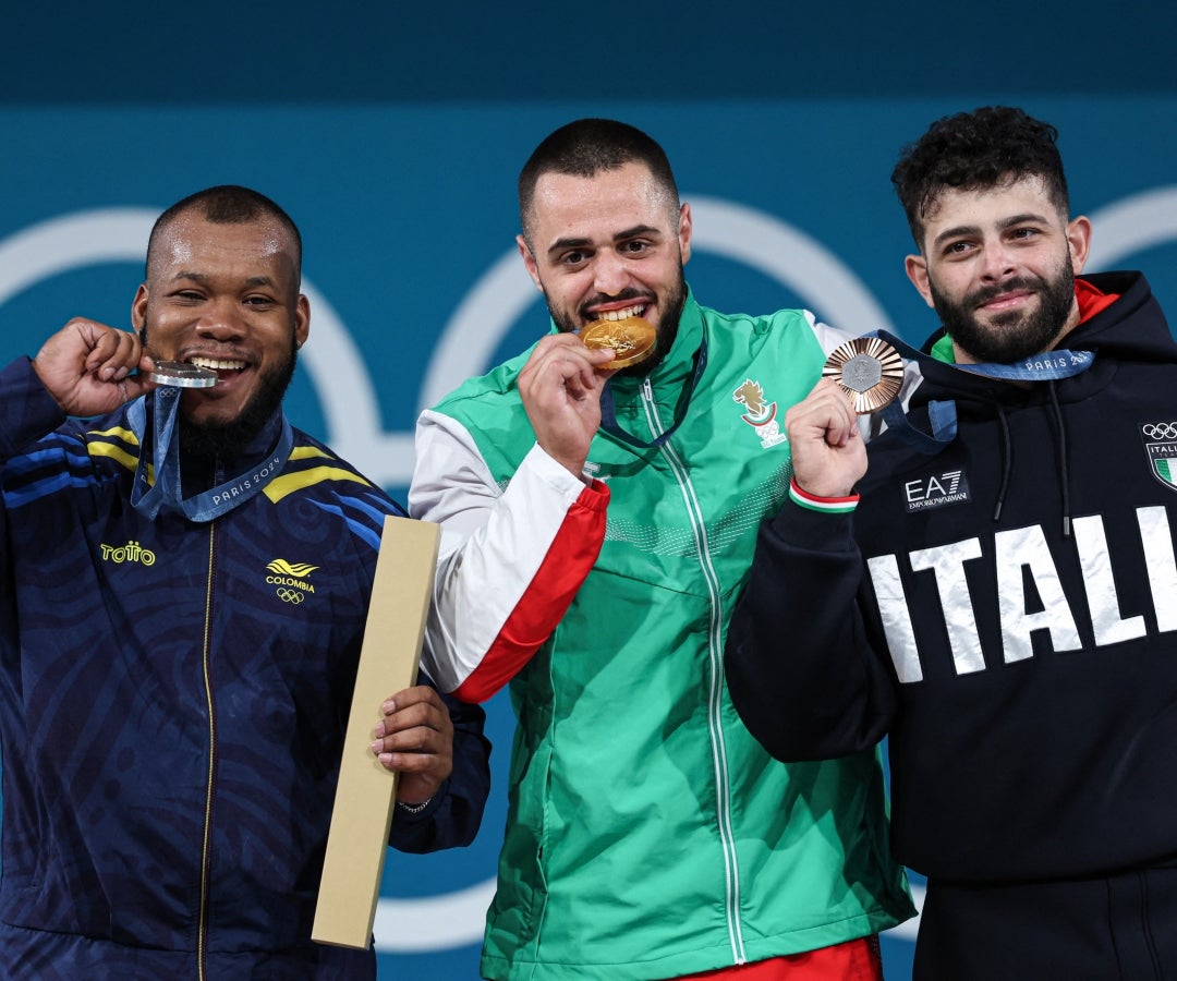 Yeison López, medallista de plata colombiano; Karlos May Nasar, medallista de oro bulgaro; y Antonino Pizzolato, medallista de bronce italiano