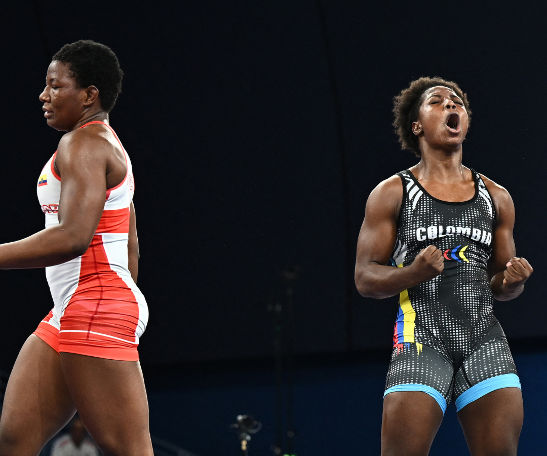 La luchadora Tatiana Rentería en acción con Genesis Rosangela Reasco de Ecuador