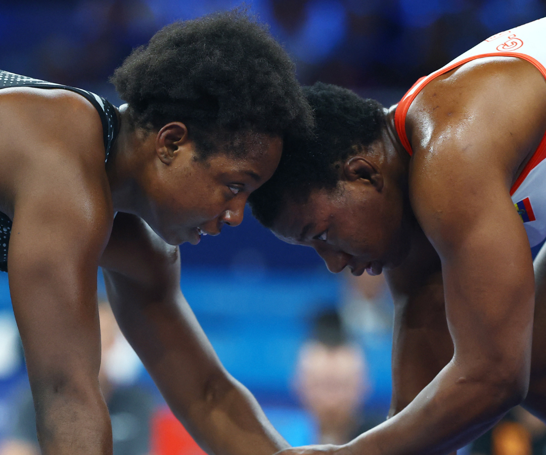 La luchadora Tatiana Rentería en acción con Genesis Rosangela Reasco de Ecuador