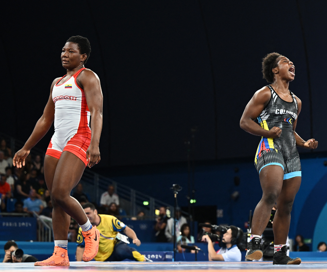 La luchadora Tatiana Rentería en acción con Genesis Rosangela Reasco de Ecuador