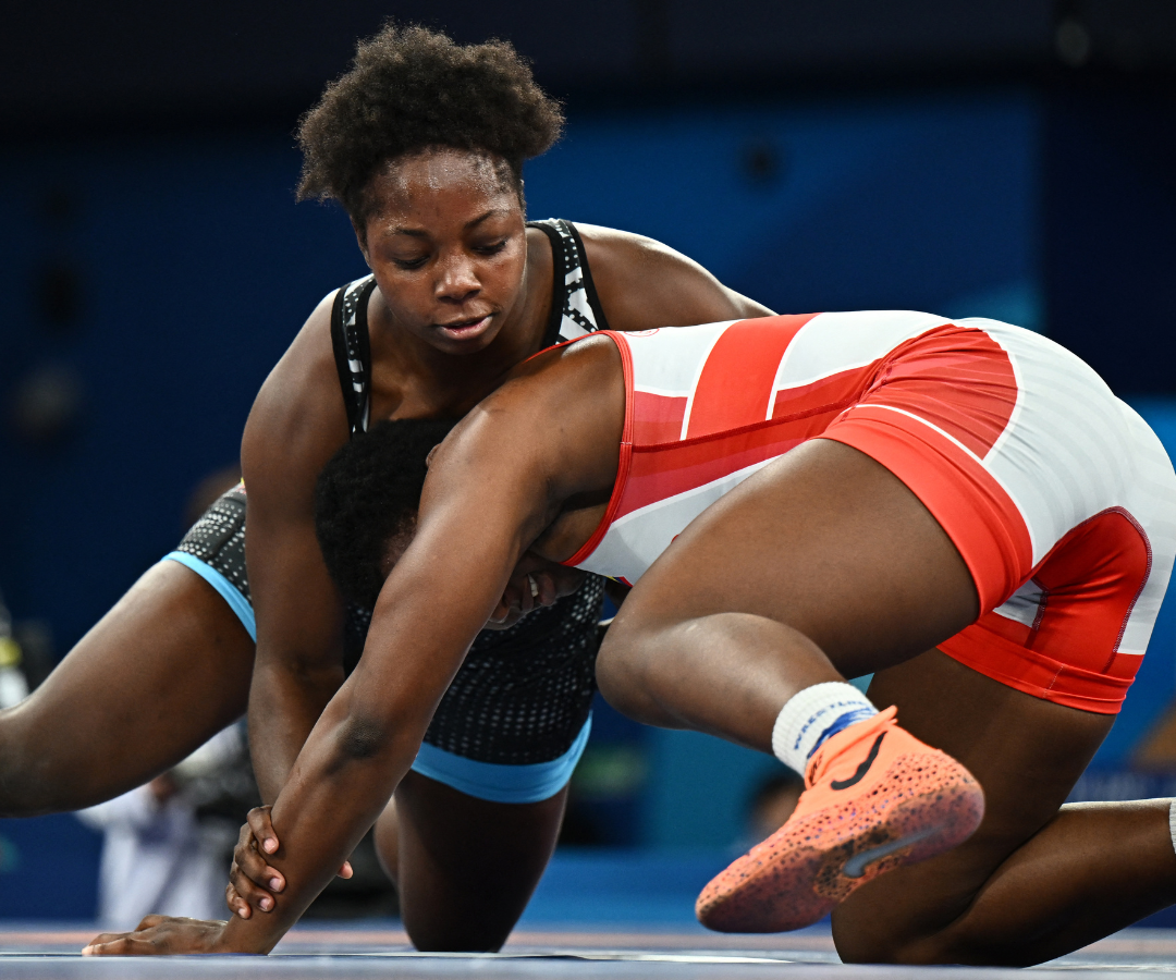 La luchadora Tatiana Rentería en acción con Genesis Rosangela Reasco de Ecuador