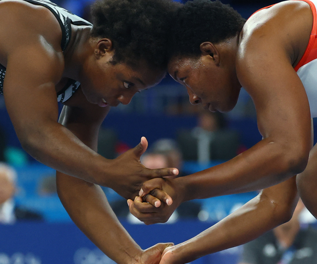 La luchadora Tatiana Rentería en acción con Genesis Rosangela Reasco de Ecuador