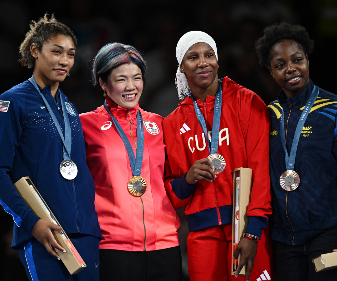 La luchadora Tatiana Rentería en acción con Genesis Rosangela Reasco de Ecuador