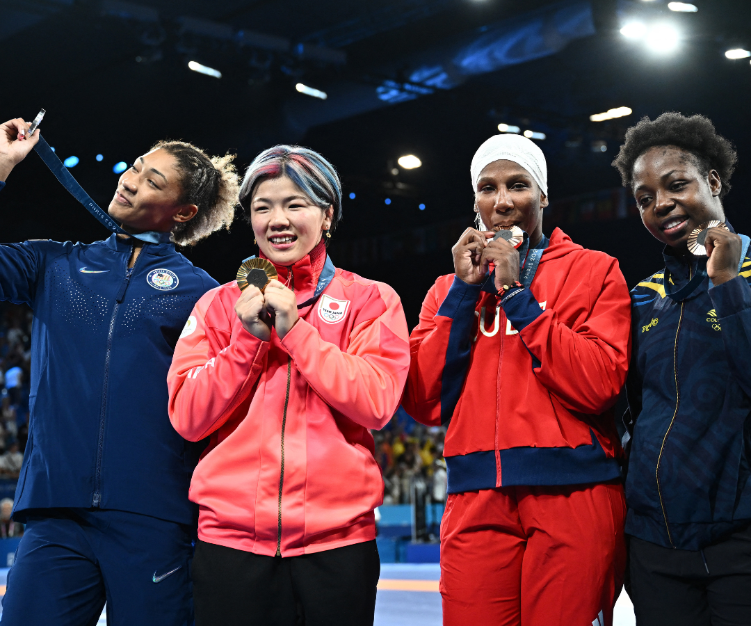 La luchadora Tatiana Rentería en acción con Genesis Rosangela Reasco de Ecuador