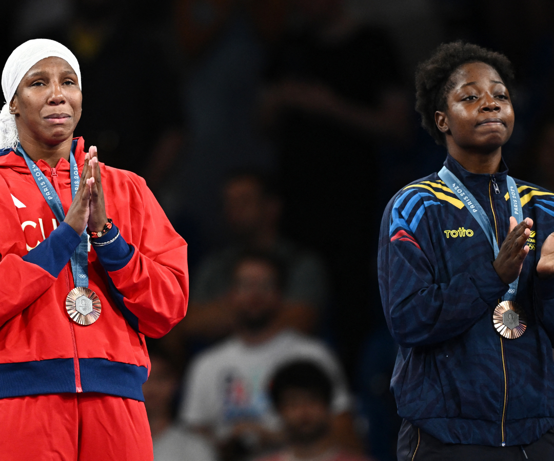 La luchadora Tatiana Rentería en acción con Genesis Rosangela Reasco de Ecuador