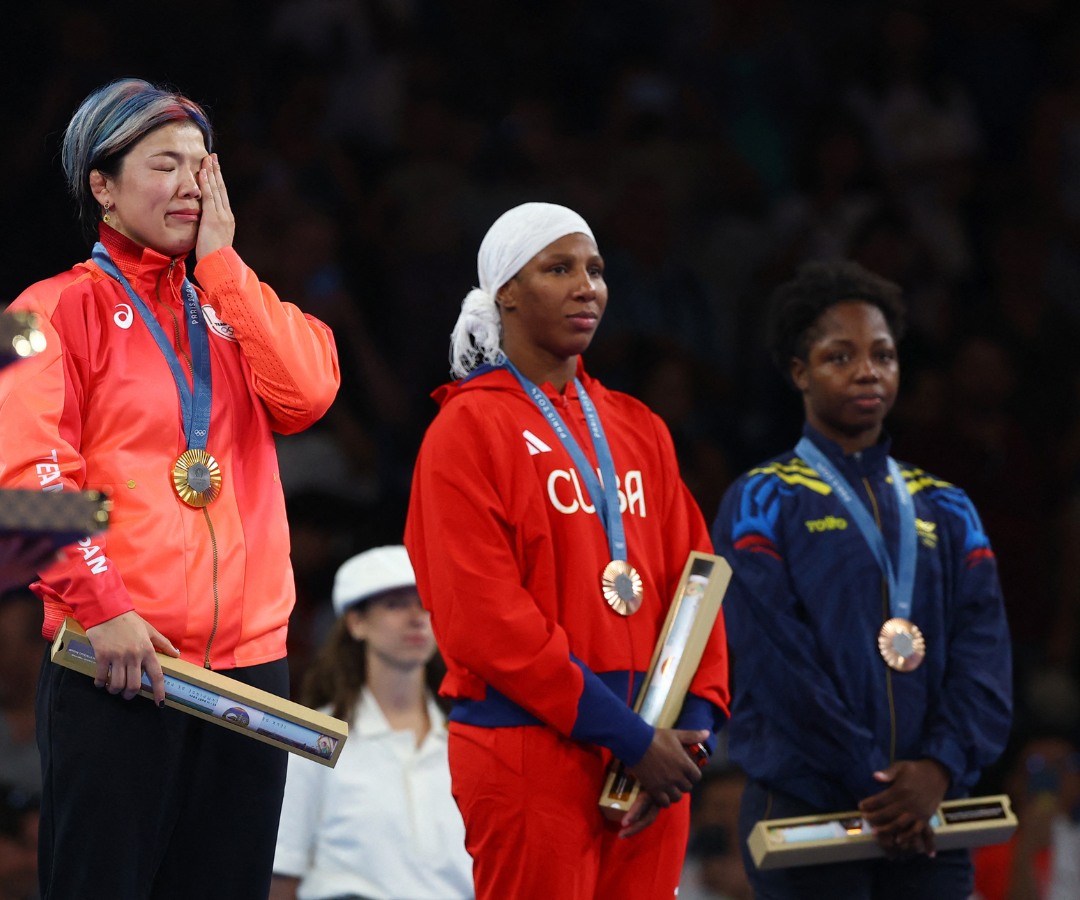 La luchadora Tatiana Rentería en acción con Genesis Rosangela Reasco de Ecuador