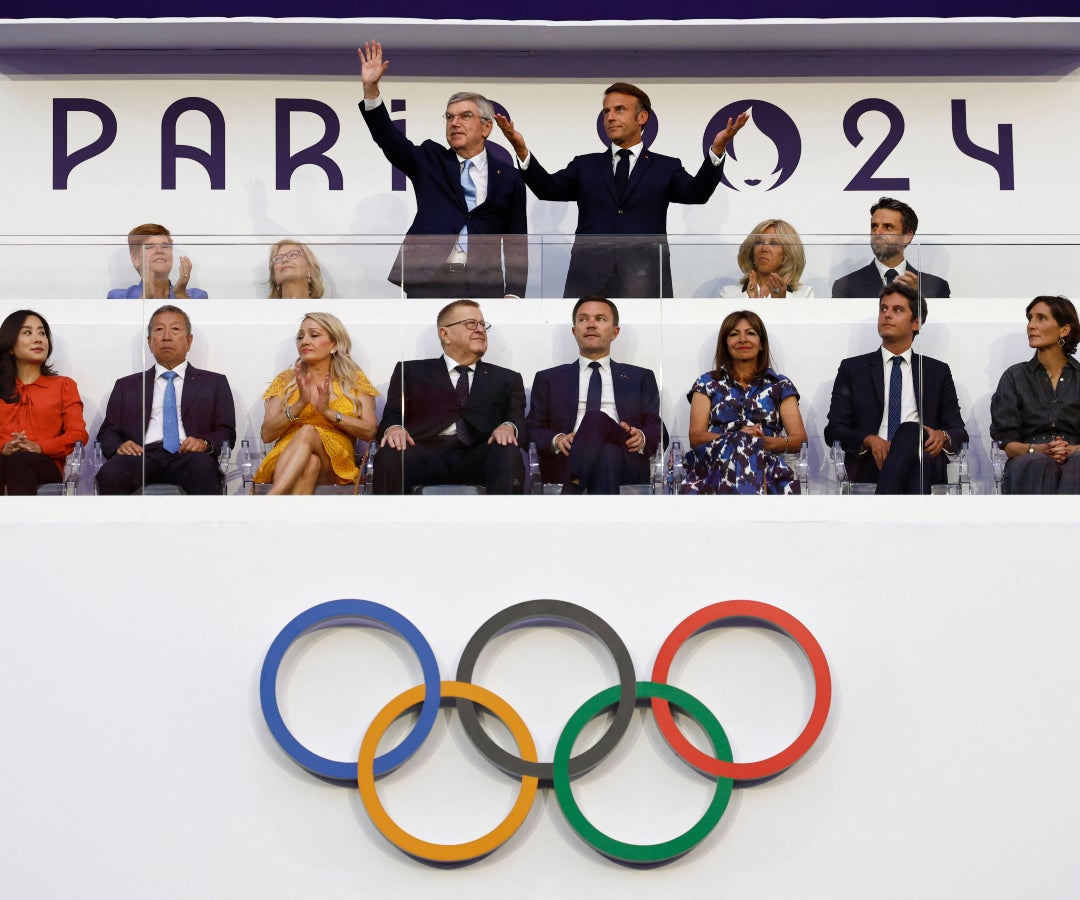 Saludo entre el presidente del COI y el de Francia