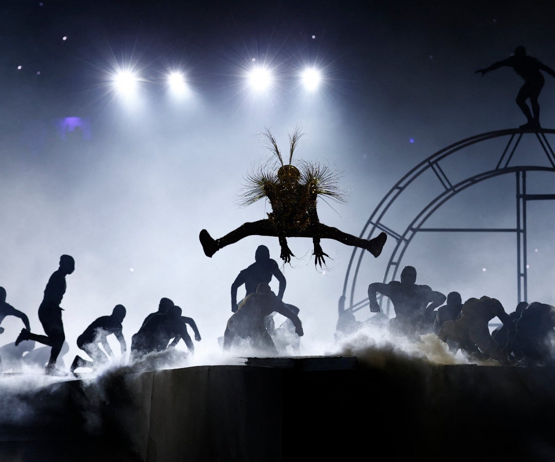 El genio dorado y sus colaboradores levantando las ruedas