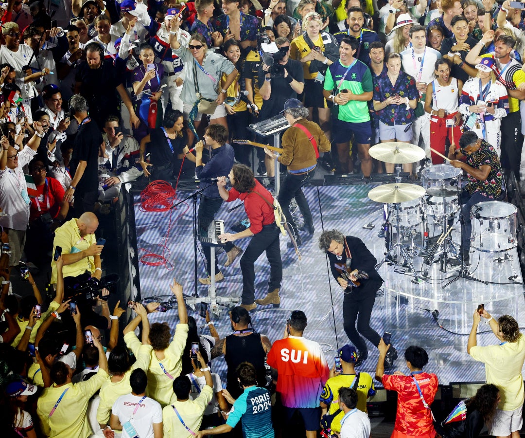 Phoenix se encargó de la primera intervención musical