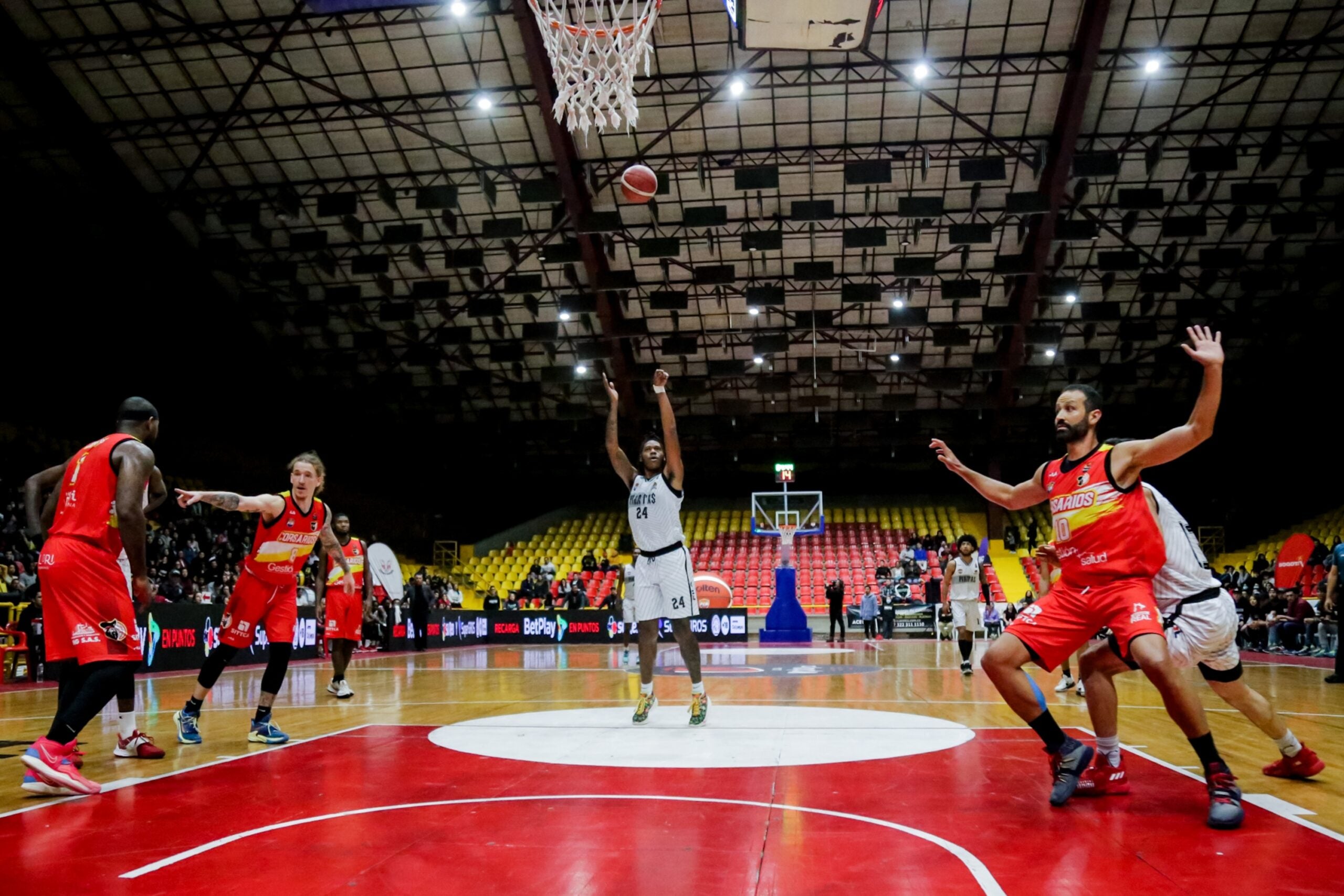 El baloncesto en los jóvenes fomenta el trabajo en equipo