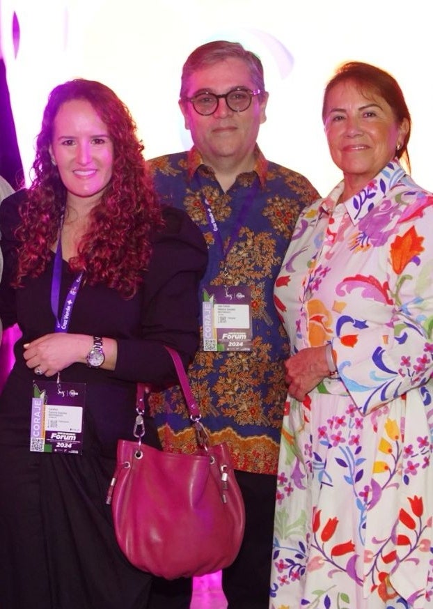 En la foto, Carolina Cabrera, diseñadora en La Mansión; Juan Valencia, exembajador de indonesia; y Claudia Peña, gestora social en La Mansión.