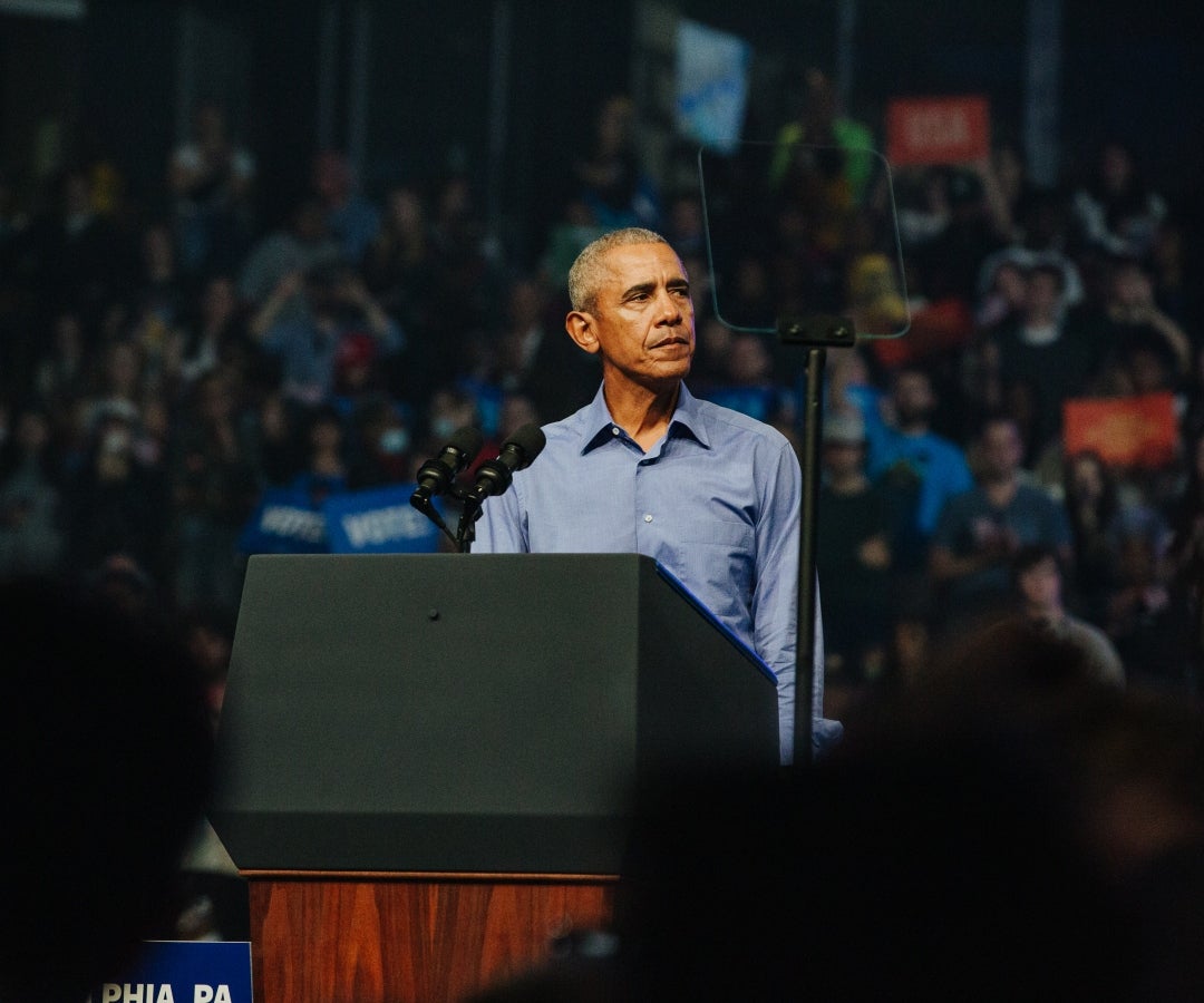 Expresidente Barack Obama sube al escenario de la Convención Nacional Demócrata