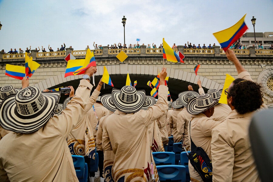La delegación de Colombia llega a París 2024 con sombreros 'vueltiaos'