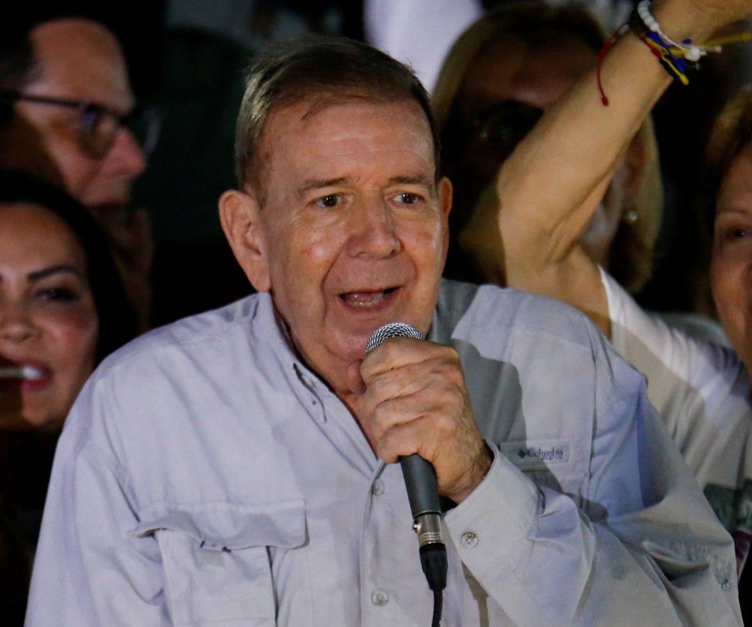 Edmundo González en medio de un discurso